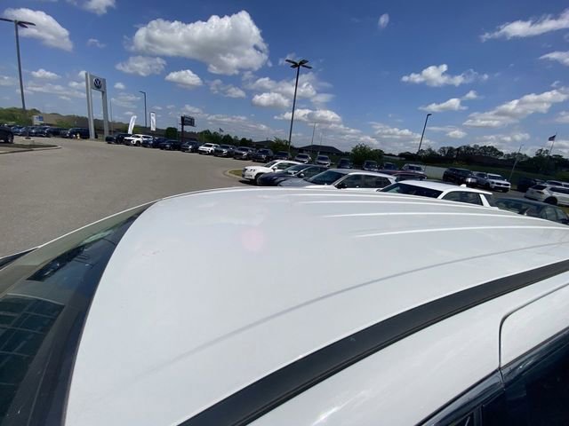 Used 2024 Chrysler Voyager LX image 3