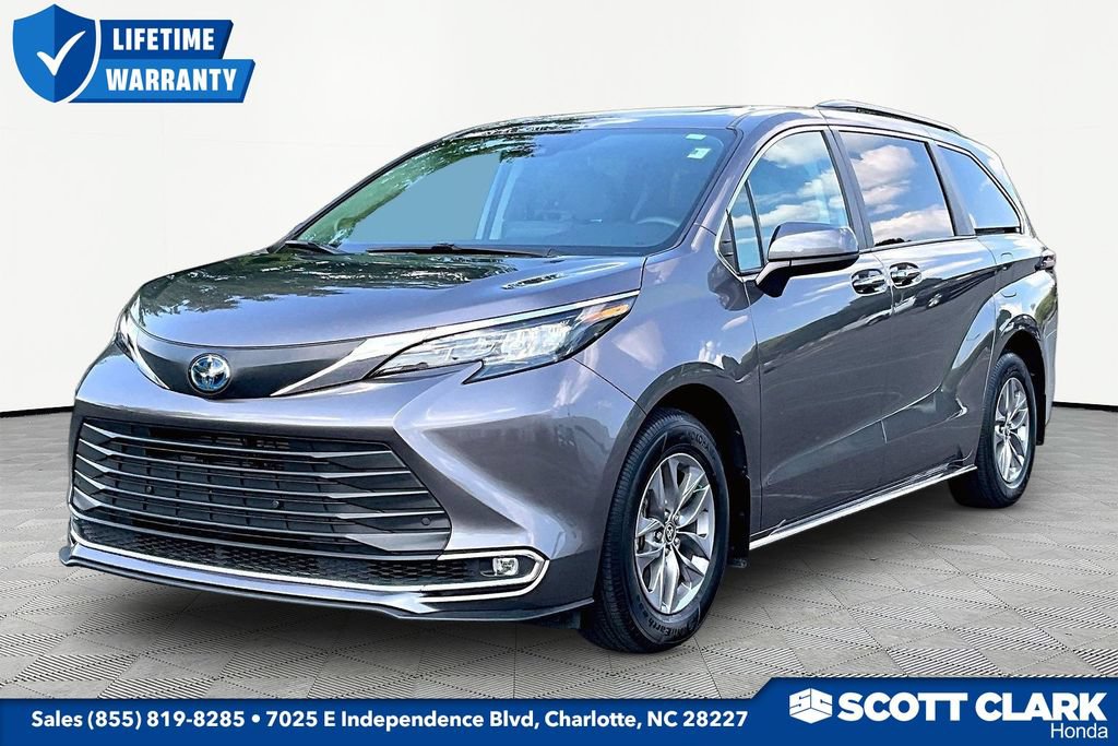 Used 2024 Toyota Sienna XLE w/ XLE Plus Package FWD image 3