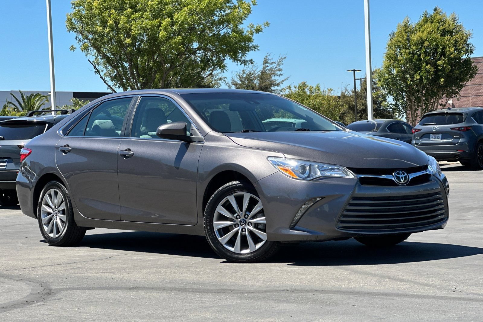 Used 2017 Toyota Camry XLE w/ Moonroof Package FWD image 2