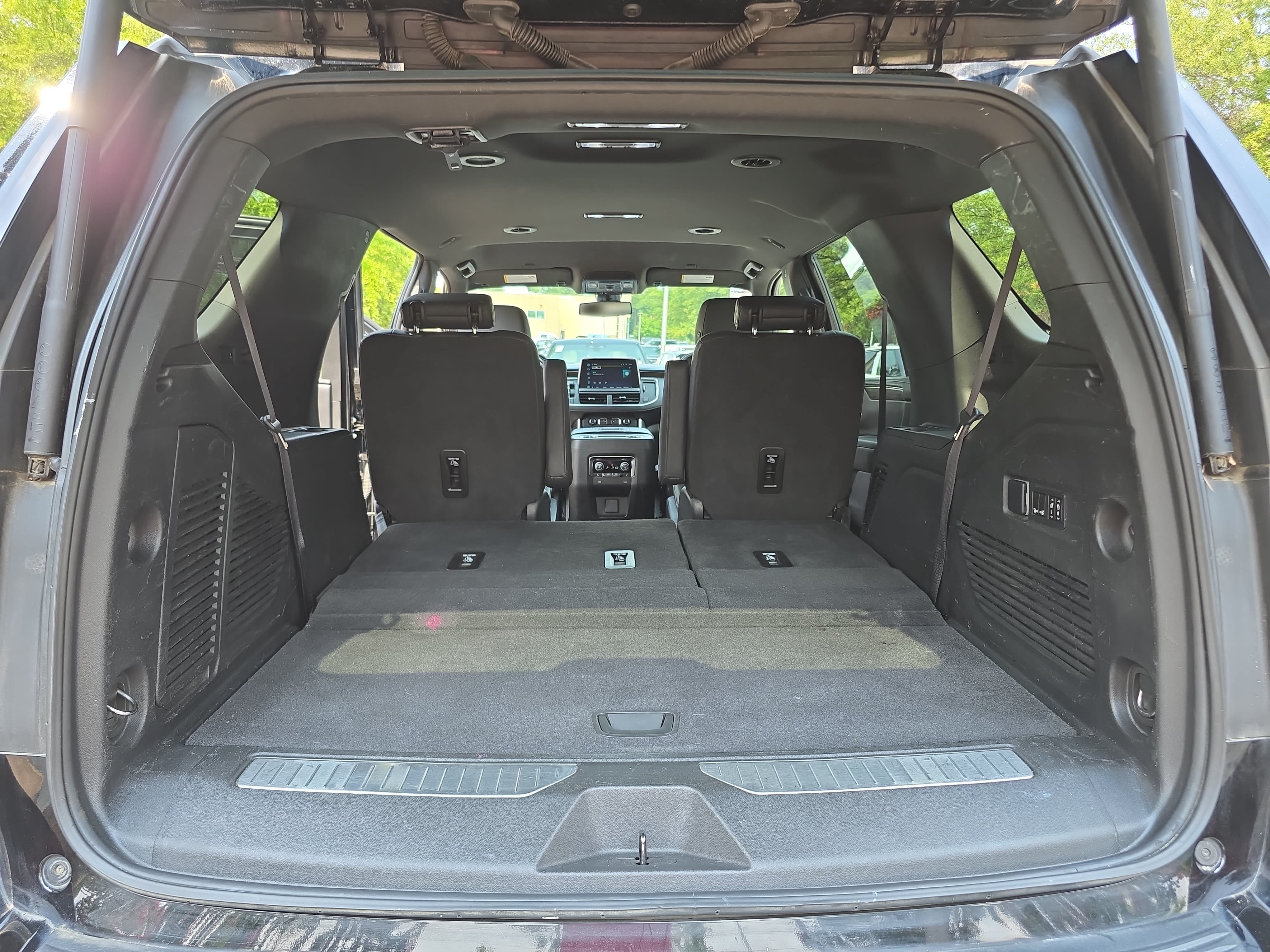 Used 2022 Chevrolet Tahoe Z71 w/ Luxury Package AWD/4WD image 13