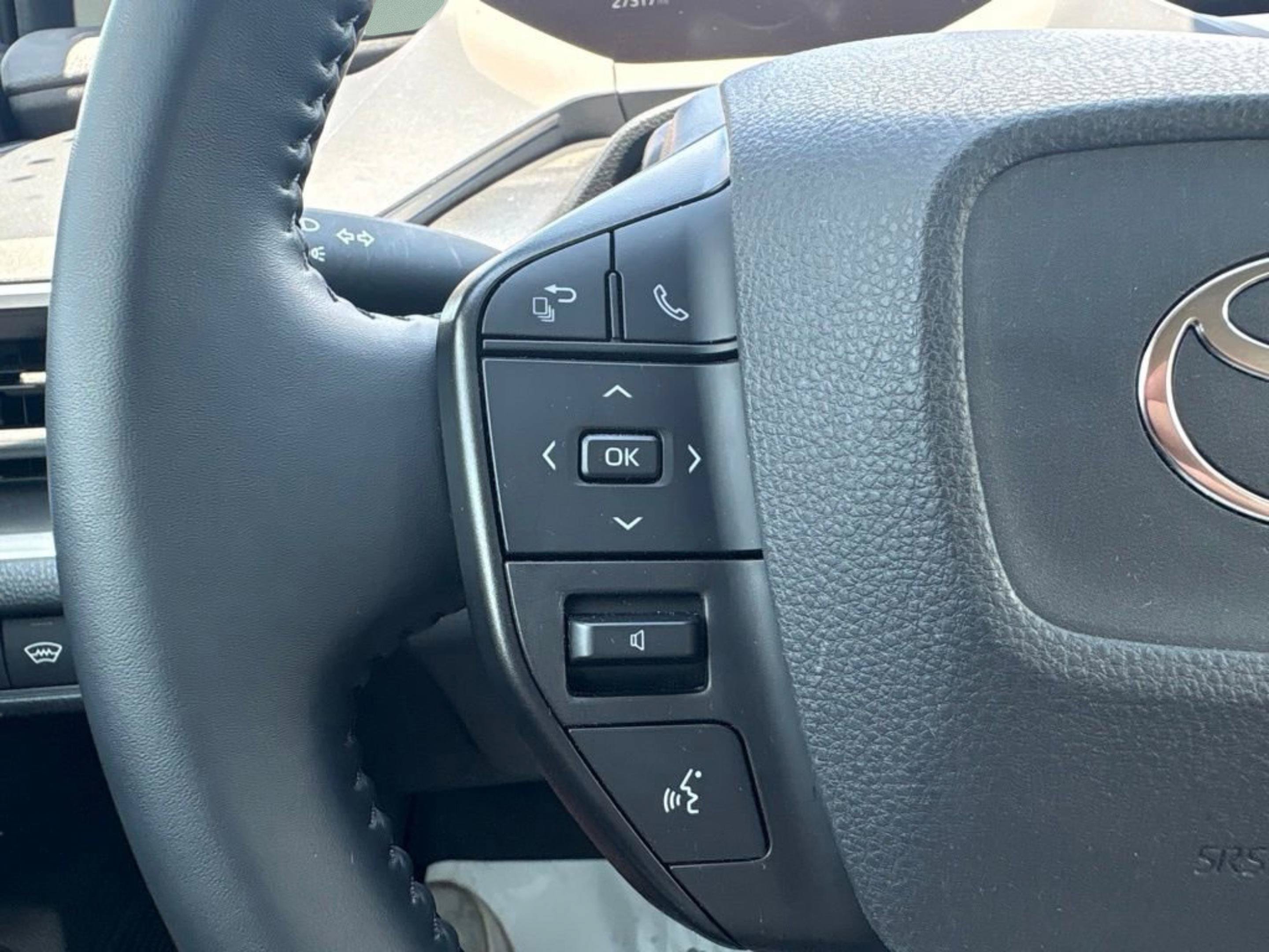 Used 2025 Toyota Prius LE FWD image 9