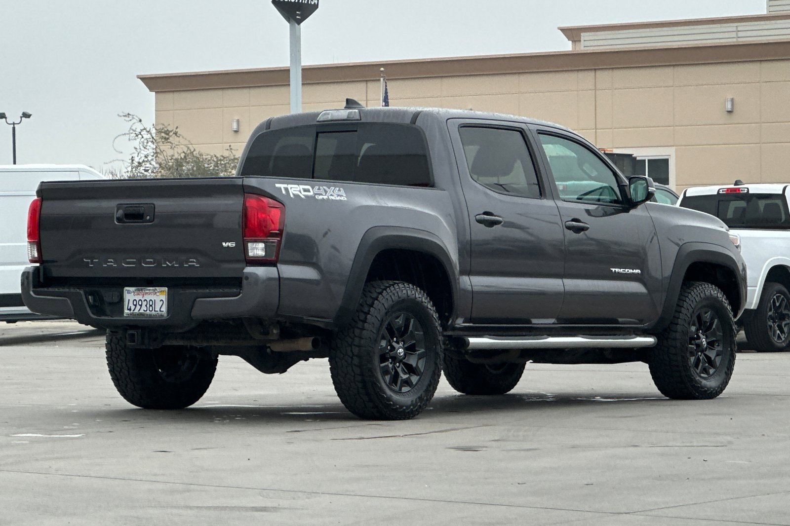 Used 2018 Toyota Tacoma SR image 6