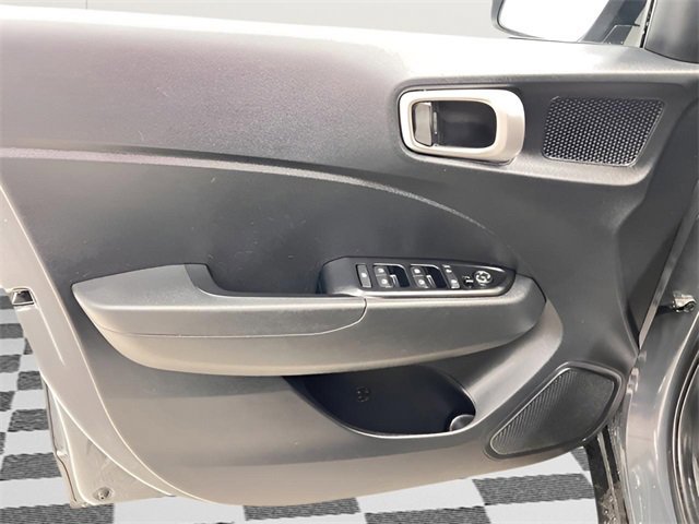 Used 2025 Hyundai Venue SEL image 12