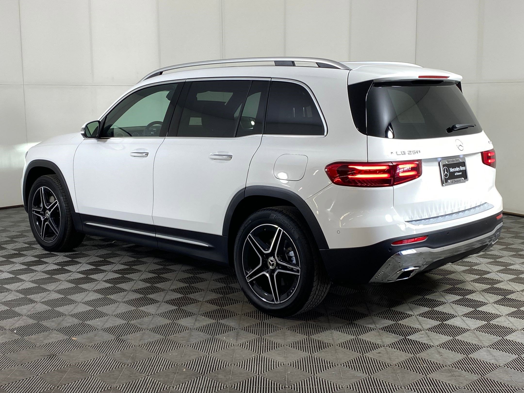 Used 2026 Mercedes-Benz GLB 250 4MATIC image 3