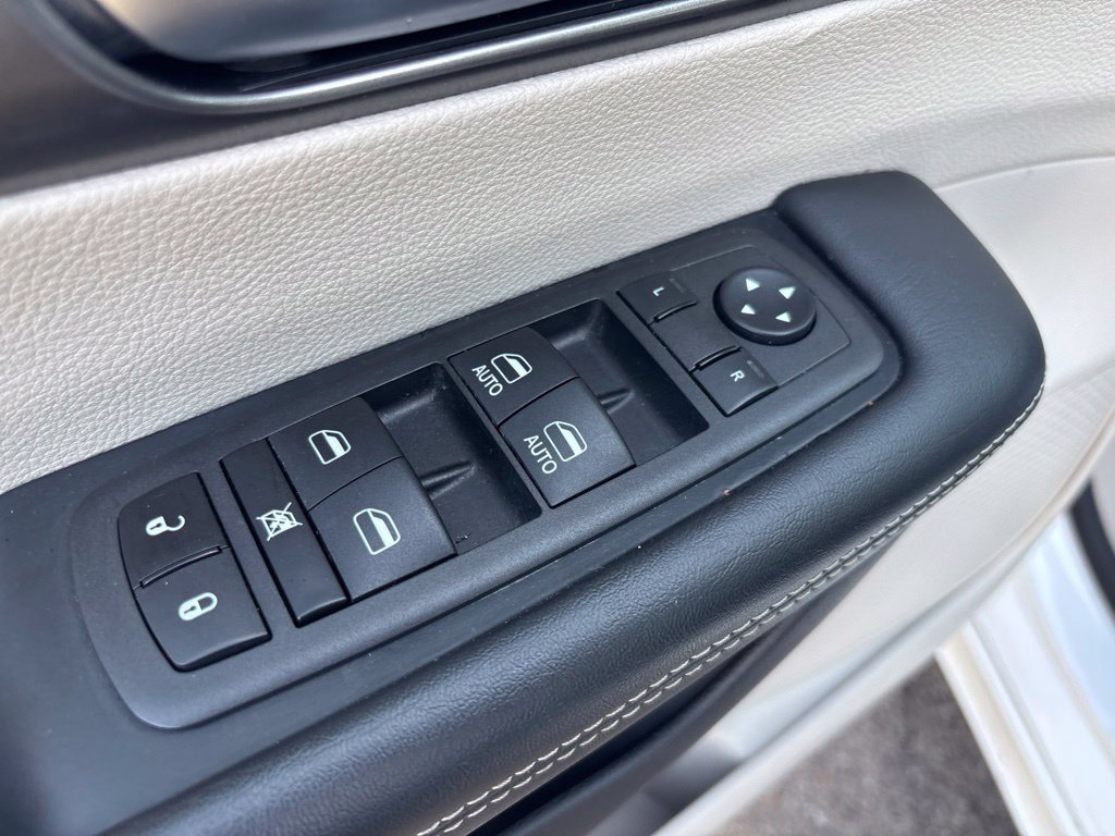 Used 2024 Chrysler Pacifica Touring-L FWD image 19