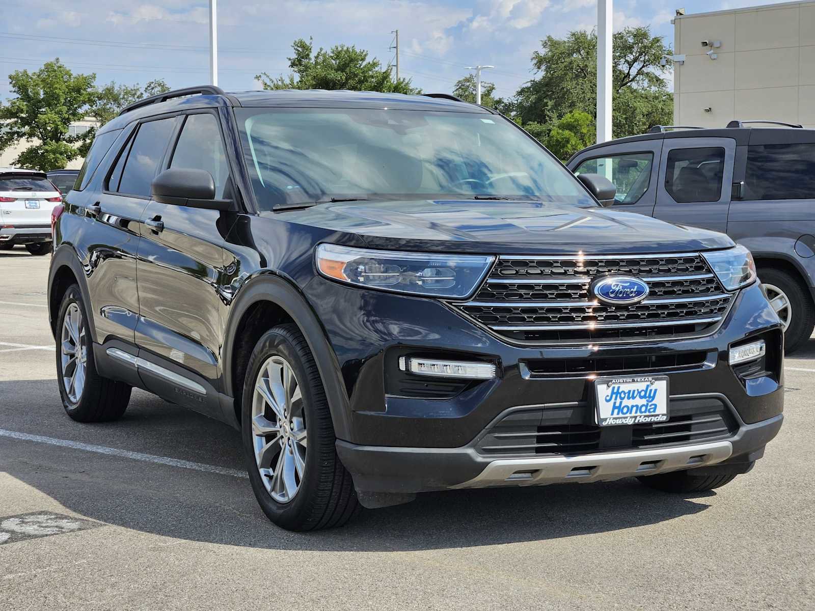 Used 2022 Ford Explorer XLT w/ Equipment Group 202A image 3
