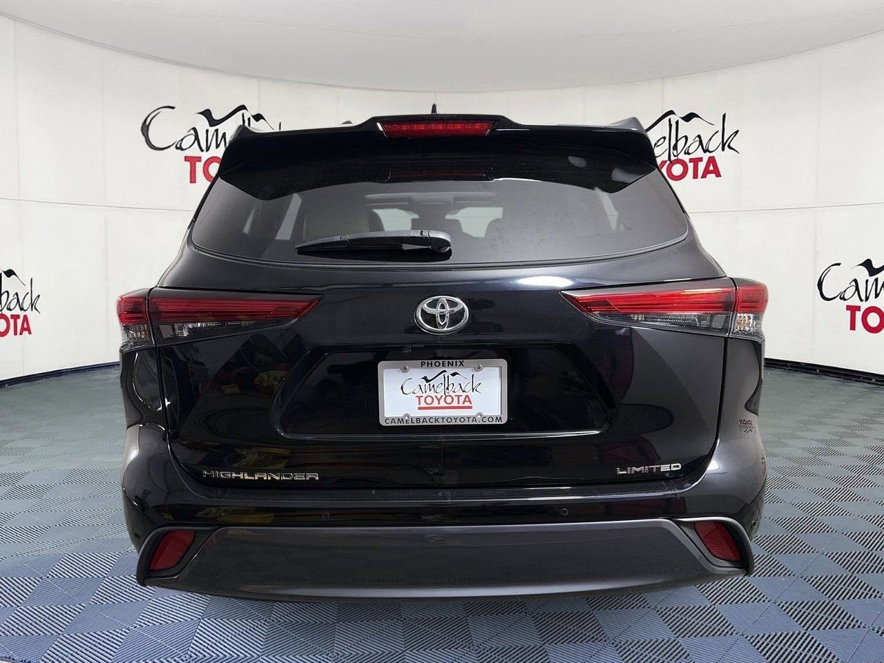 Used 2023 Toyota Highlander Limited FWD image 6