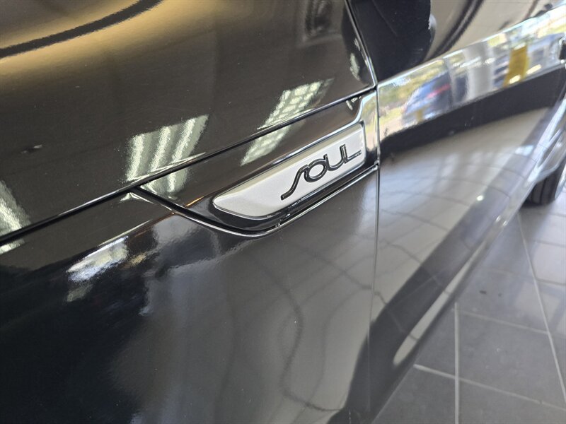 Used 2016 Kia Soul + FWD image 25