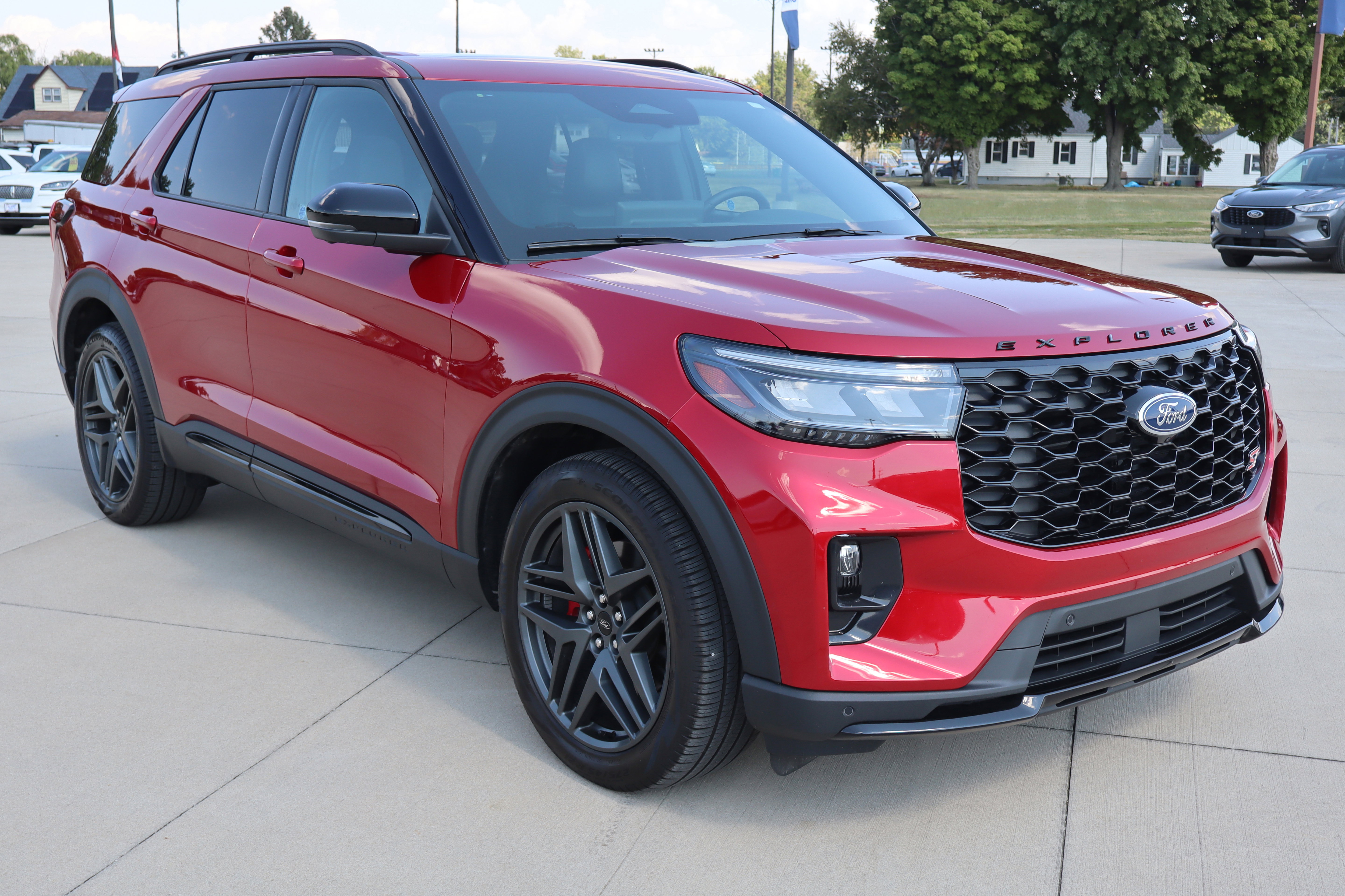 Used 2025 Ford Explorer ST image 4