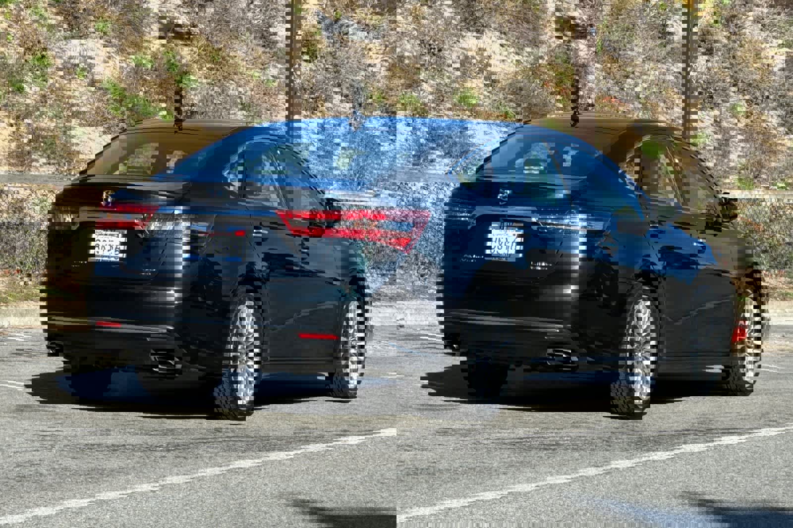 Used 2017 Toyota Avalon Limited image 2