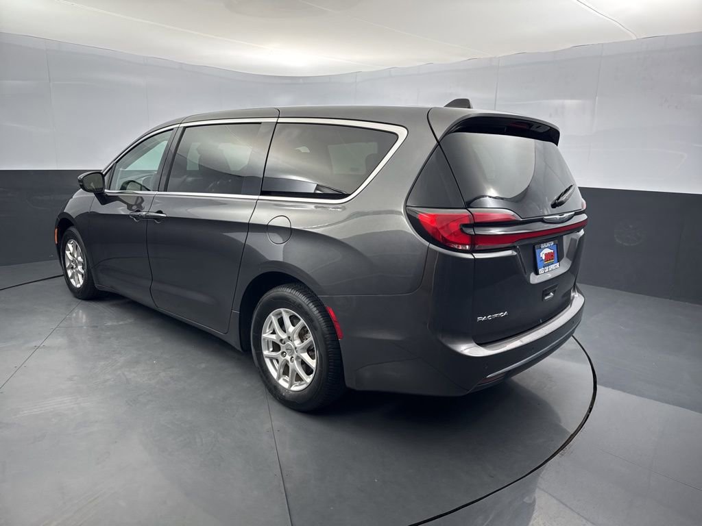 Used 2023 Chrysler Pacifica Touring-L FWD image 3