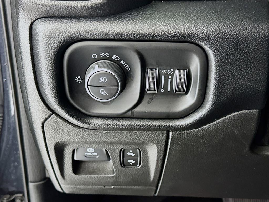 Used 2019 RAM 1500 Laramie AWD/4WD image 10