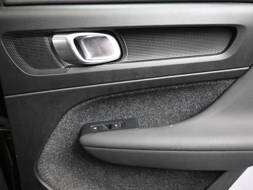 Certified 2025 Volvo XC40 B5 Core image 15