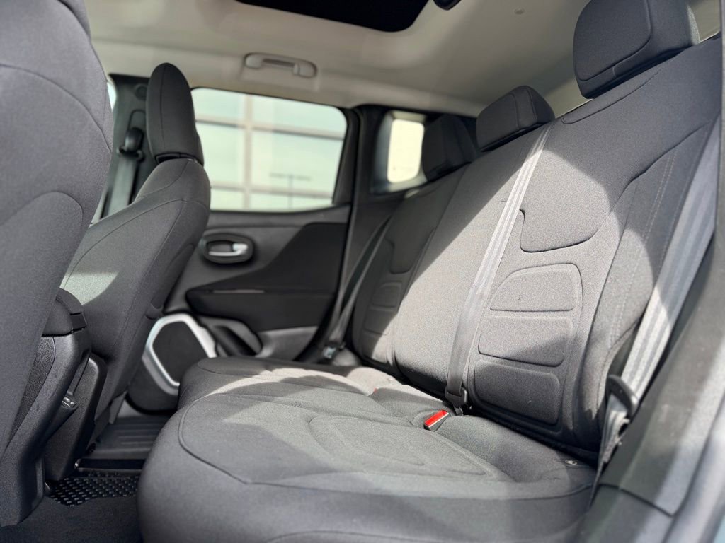 Used 2018 Jeep Renegade Latitude w/ Safety & Security Group image 23