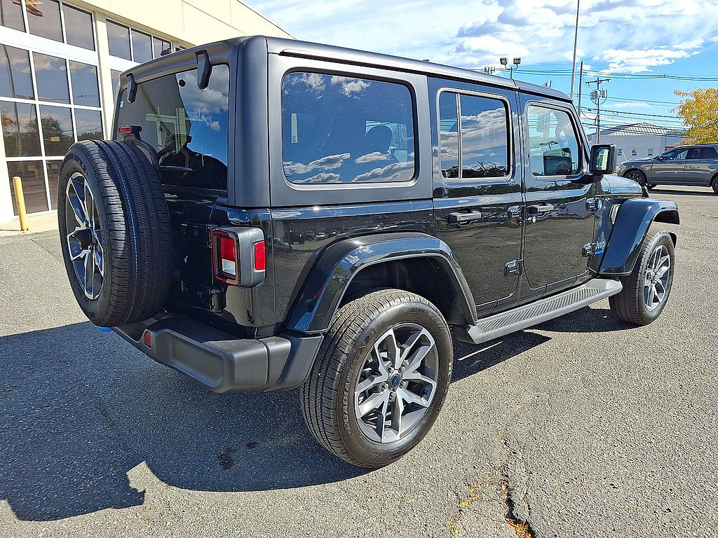 Used 2024 Jeep Wrangler Unlimited w/ Convenience Group AWD/4WD image 31