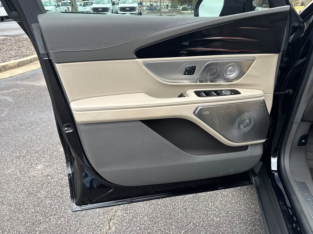 Used 2025 Lincoln Nautilus Reserve image 8