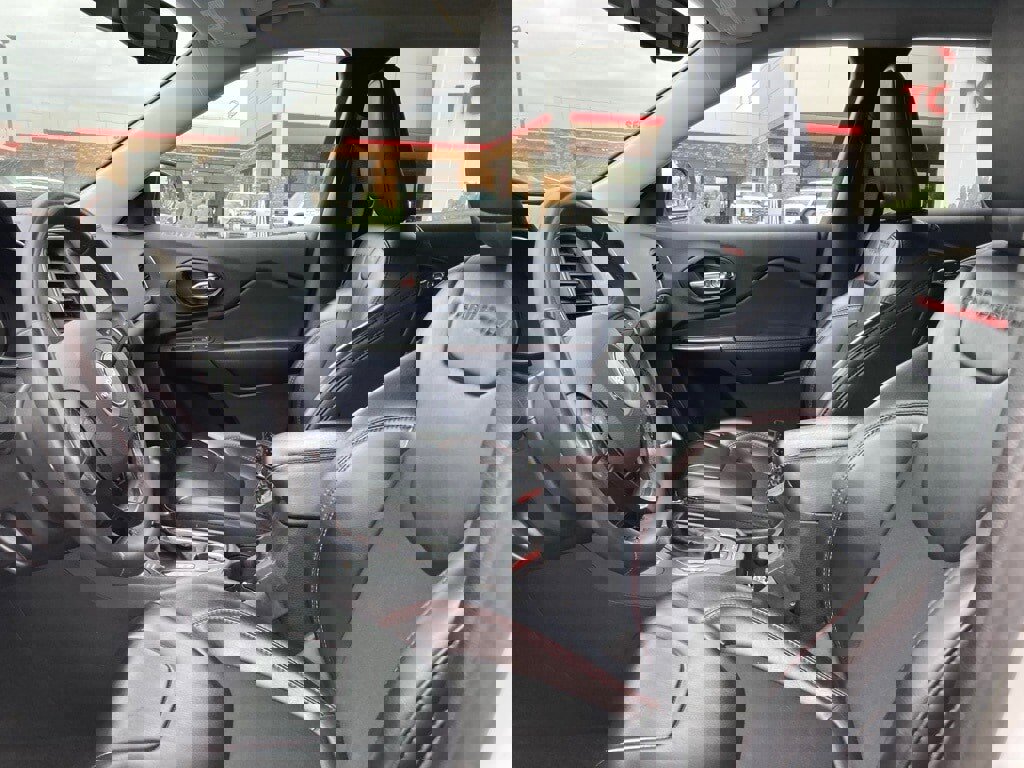 Used 2022 Jeep Cherokee Trailhawk image 9