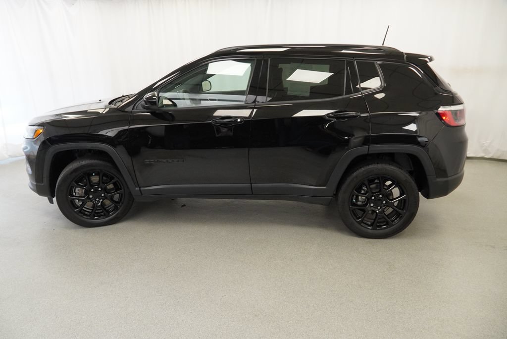 Used 2023 Jeep Compass Latitude w/ Convenience Group AWD/4WD image 39