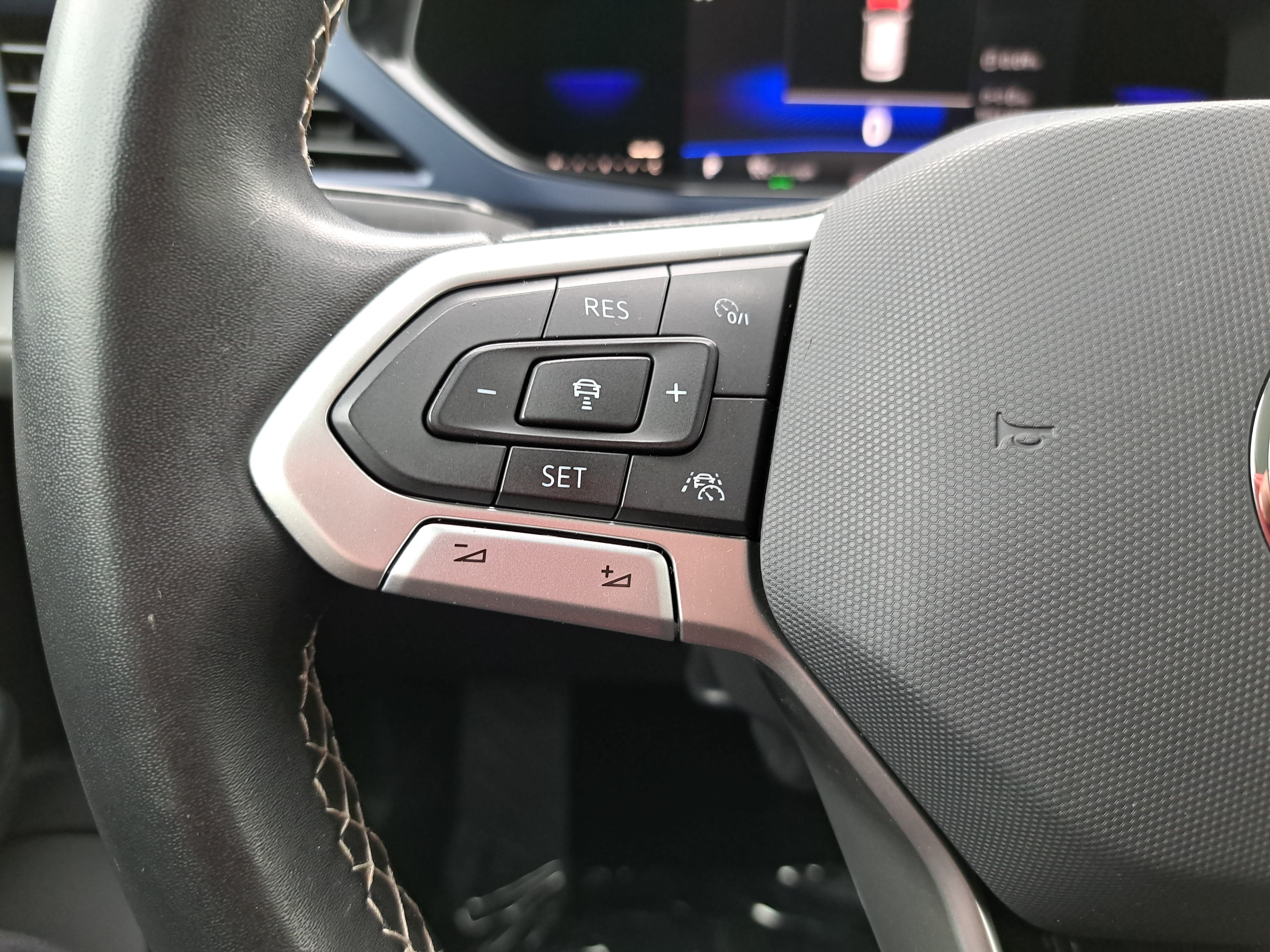 Used 2023 Volkswagen Taos SE w/ Panoramic Sunroof Package FWD image 16