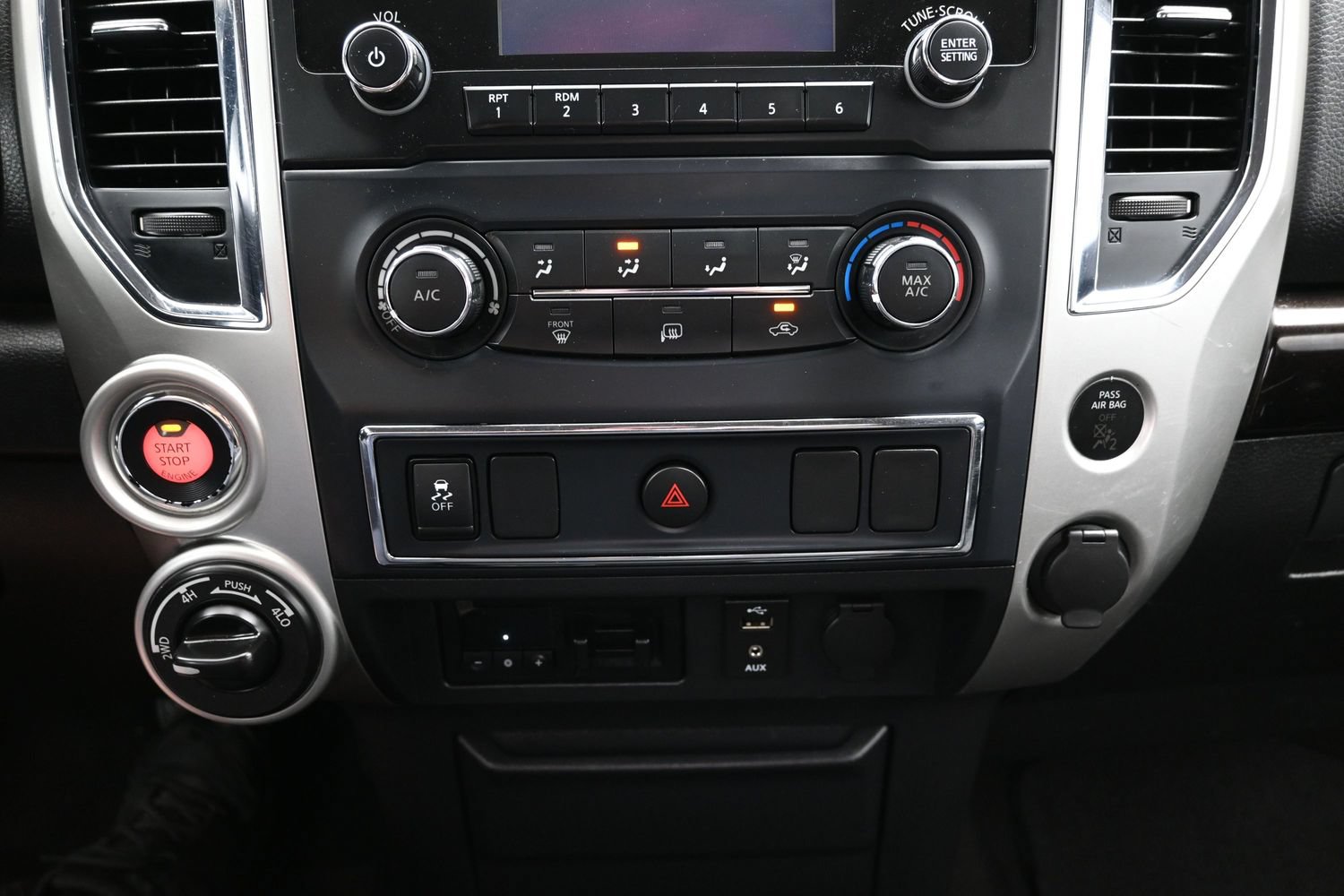 Used 2017 Nissan Titan SV AWD/4WD image 28
