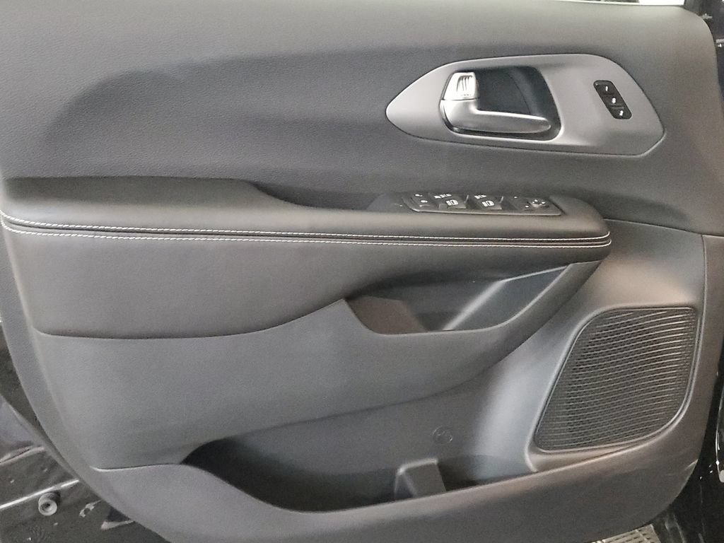 New 2027 Chrysler Pacifica Select FWD image 5