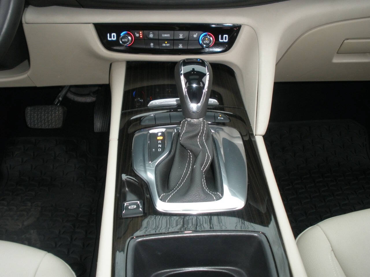 Used 2019 Buick Regal Essence w/ Driver Confidence Package I AWD/4WD image 39