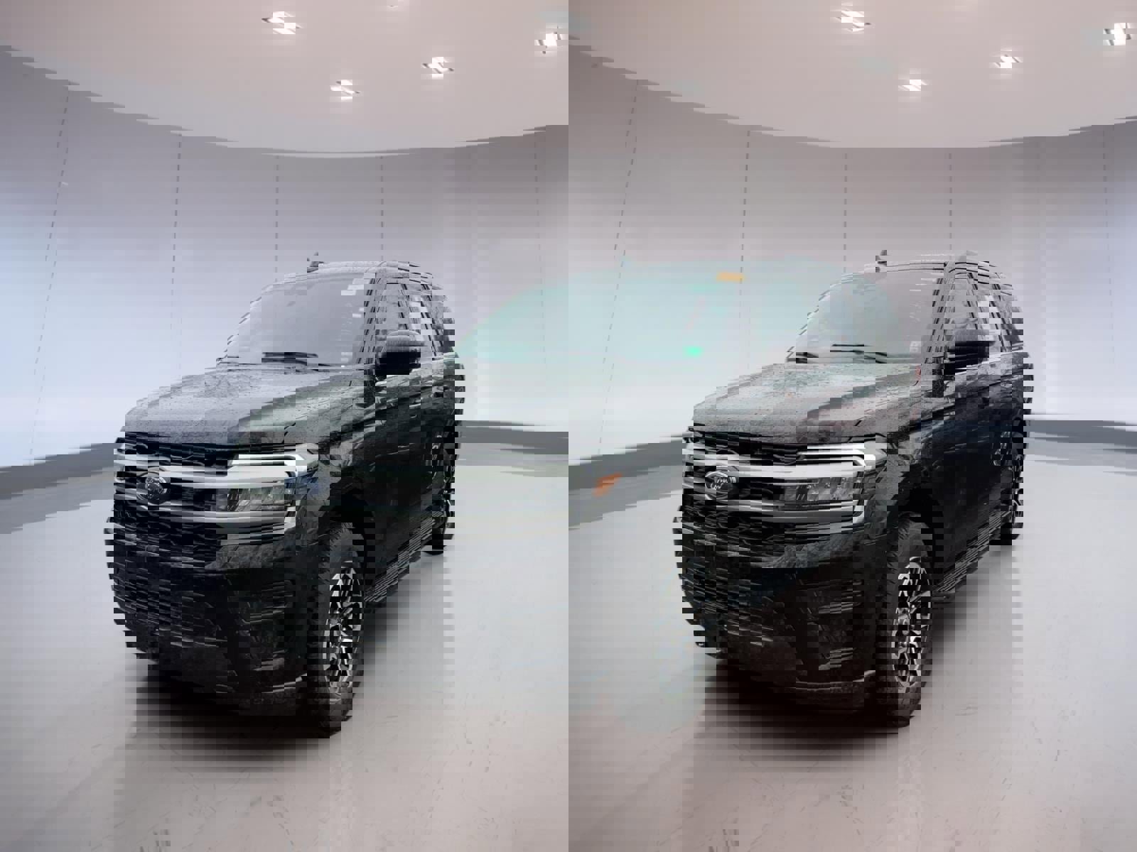 Used 2024 Ford Expedition XLT image 2