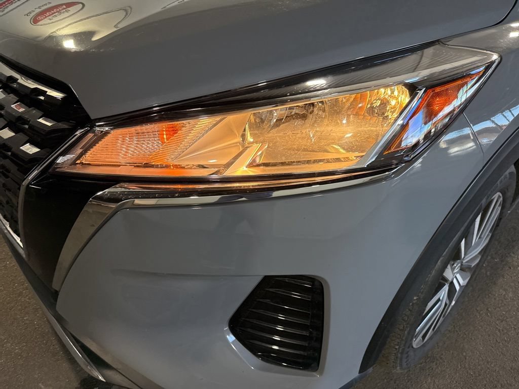 Used 2021 Nissan Kicks SV image 2