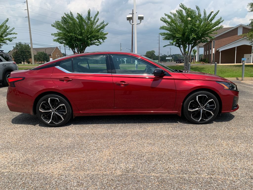 Used 2023 Nissan Altima 2.5 SR FWD image 2