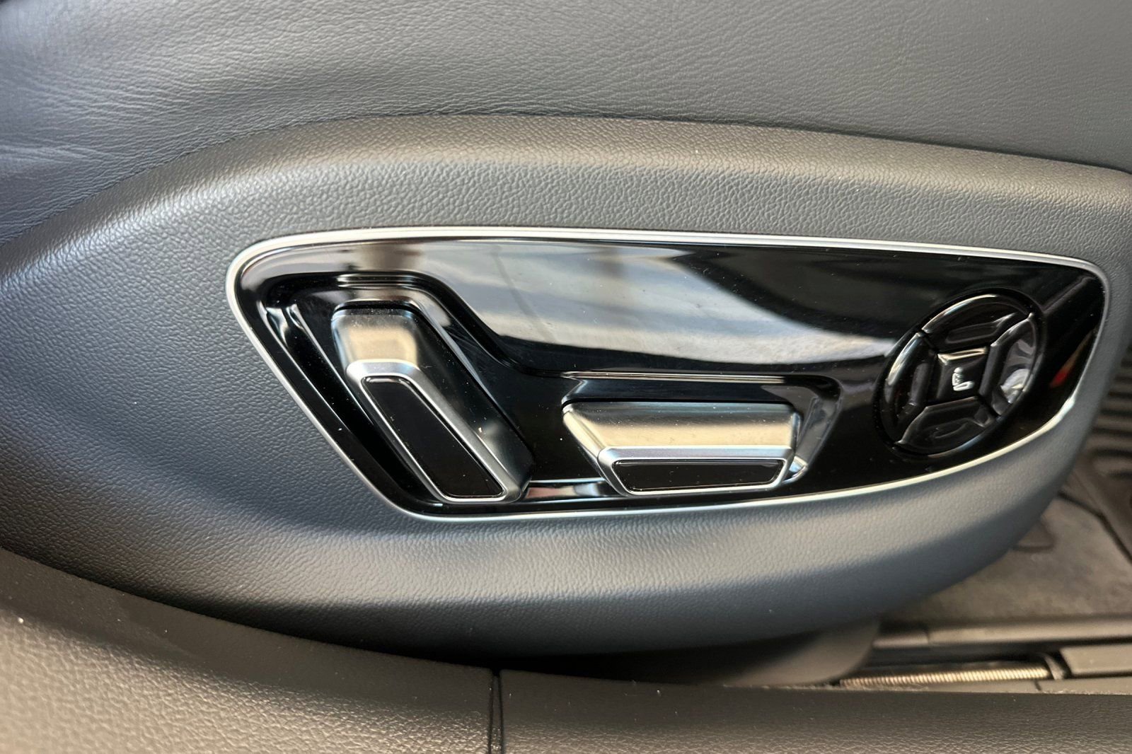 Used 2023 Audi S8 w/ S8 Comfort Plus Package image 22