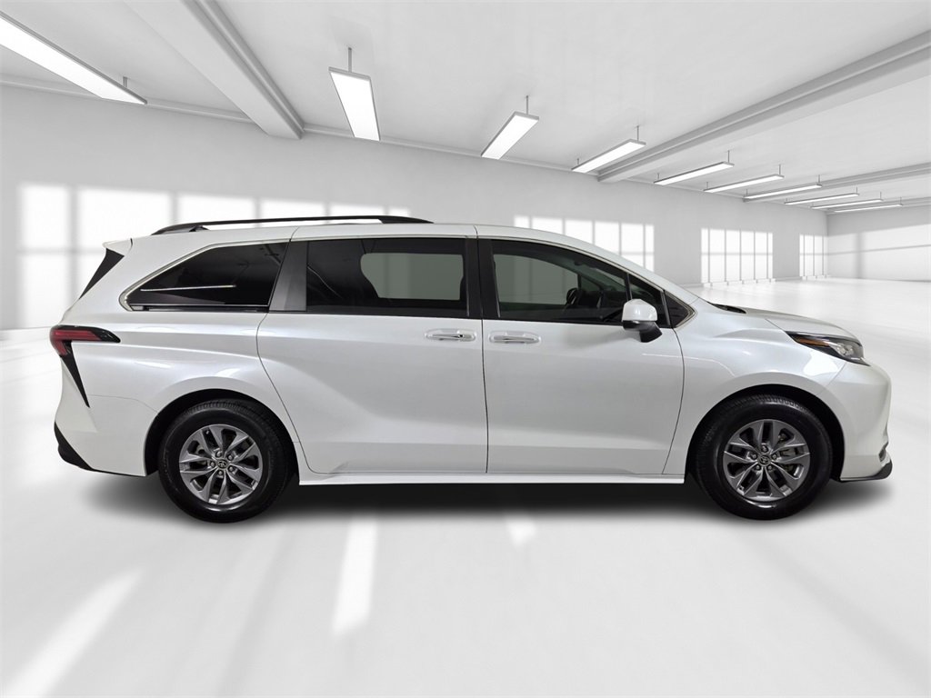 Used 2022 Toyota Sienna XLE image 8