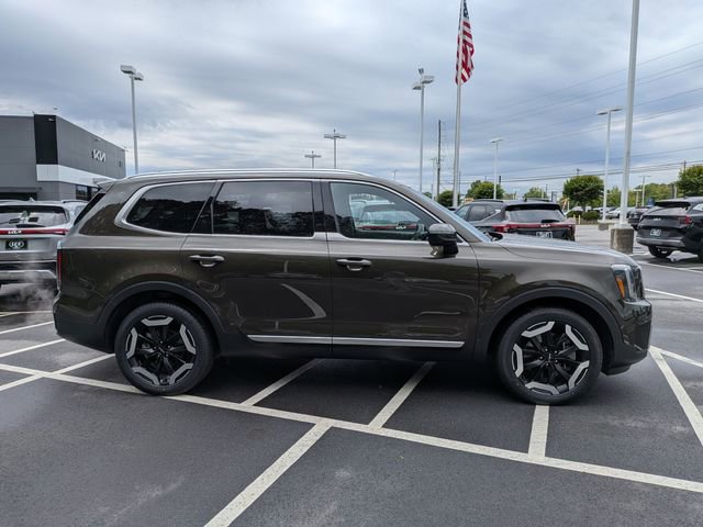 Used 2023 Kia Telluride EX w/ EX Captain's Chair Package AWD/4WD image 2