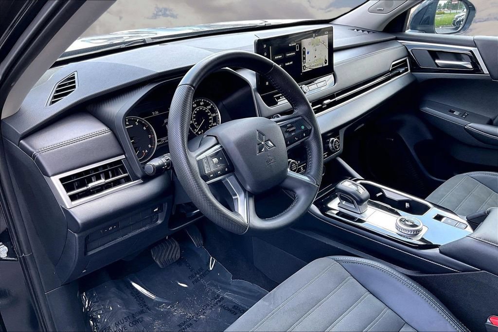 Used 2025 Mitsubishi Outlander SE FWD image 17
