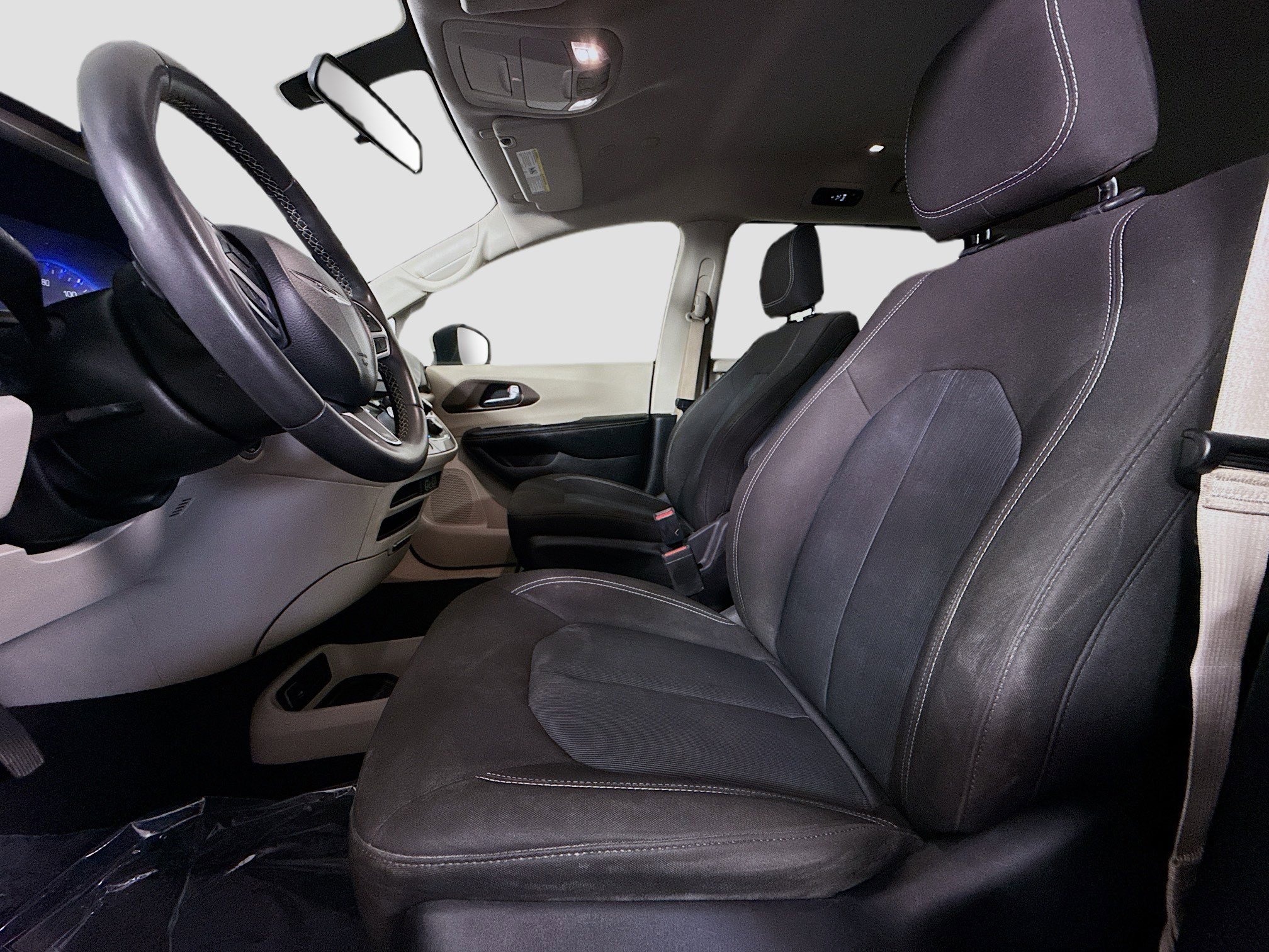 Used 2022 Chrysler Voyager LX FWD image 22