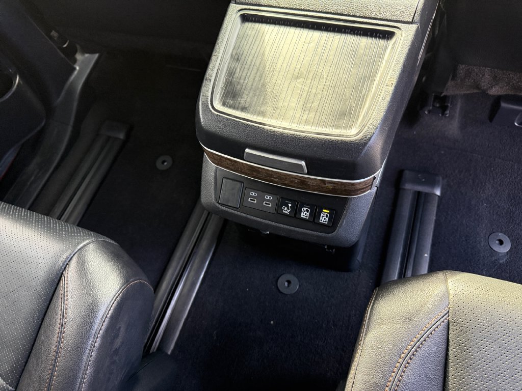 Used 2025 Toyota Sienna Platinum AWD/4WD image 20