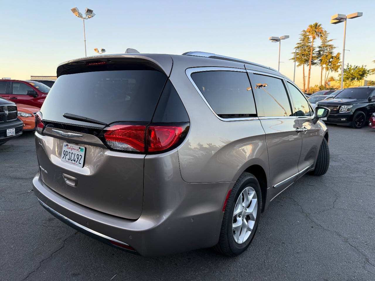 Used 2017 Chrysler Pacifica Touring-L Plus w/ Advanced Safetytec Group FWD image 7