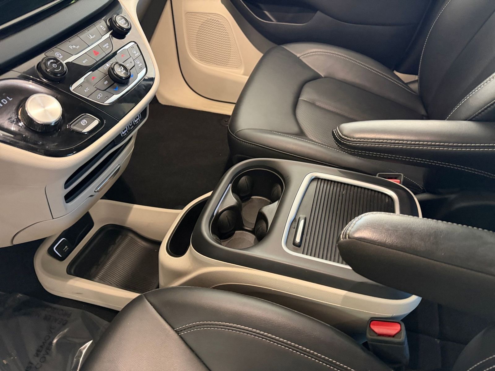 Used 2024 Chrysler Pacifica Touring-L image 39