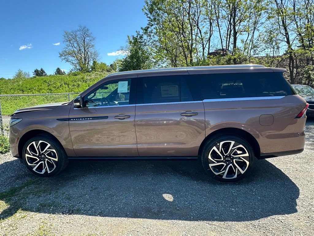 New 2026 Lincoln Navigator L Black Label AWD/4WD image 2
