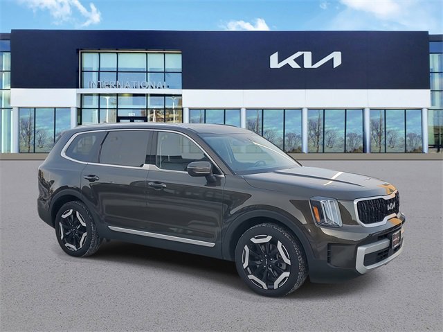 Used 2024 Kia Telluride EX w/ EX Captain's Chair Package image 2