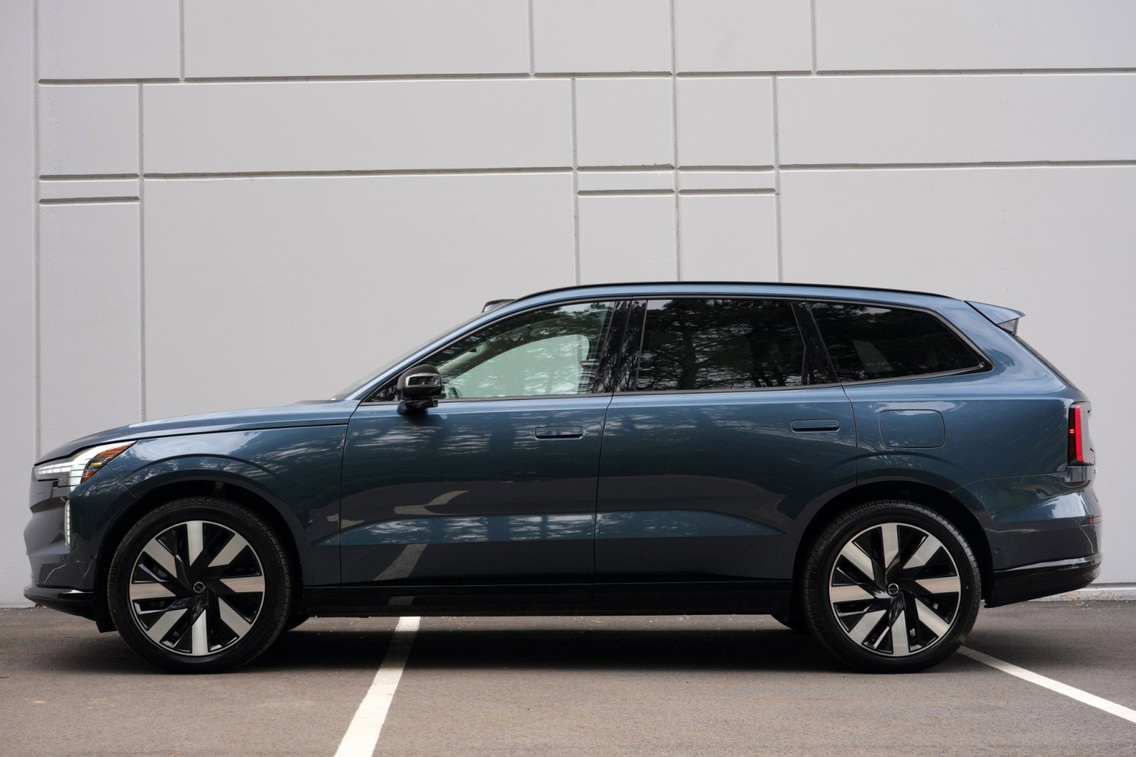 Used 2025 Volvo EX90 Plus AWD/4WD image 9