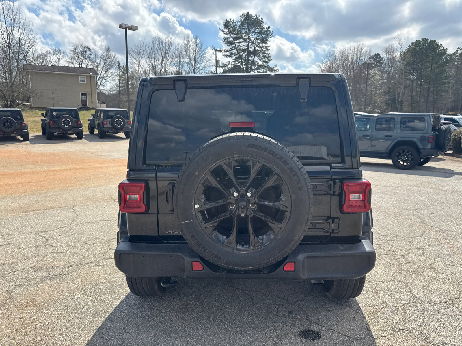 Used 2025 Jeep Wrangler Sahara image 6