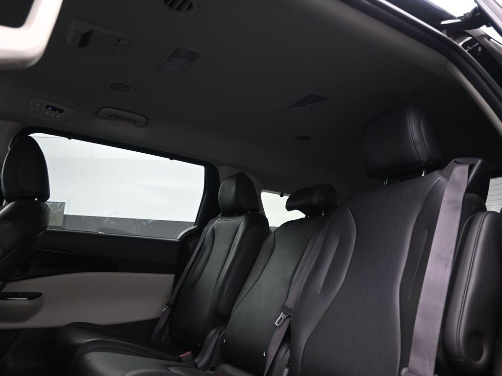 Used 2022 Kia Carnival EX image 14