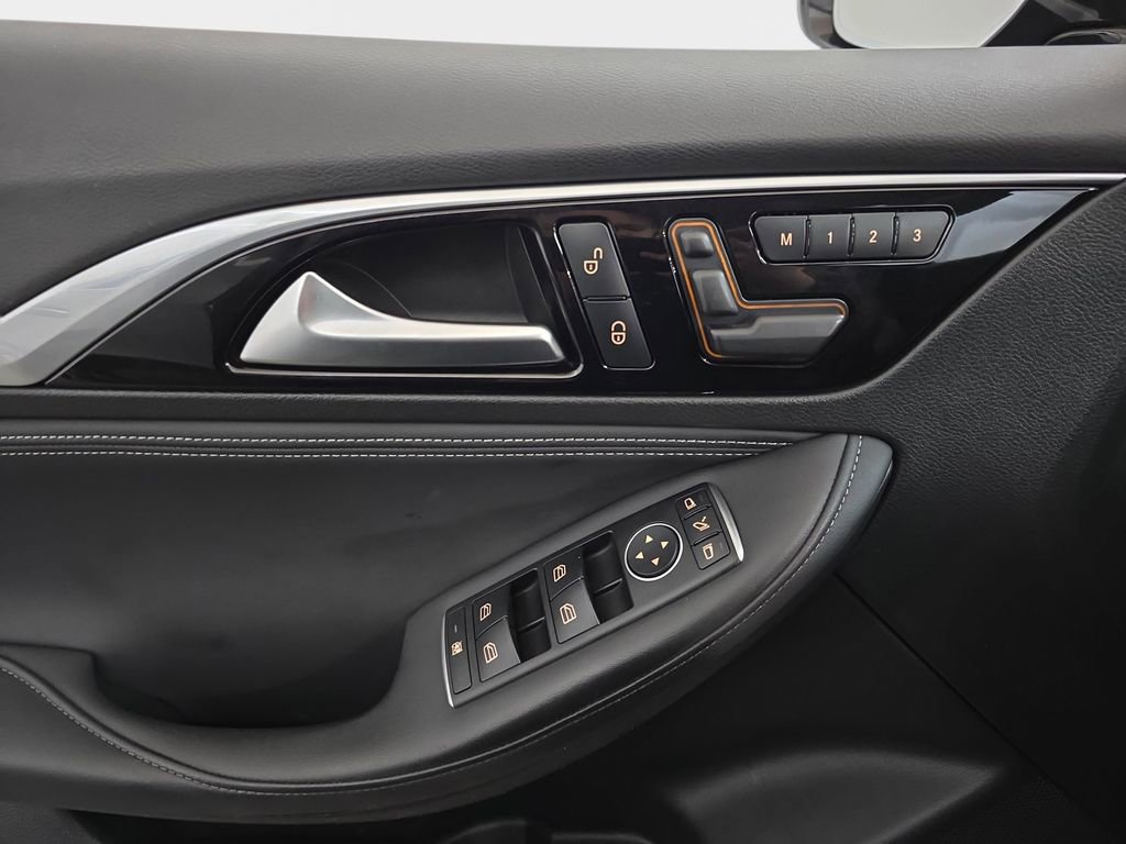 Used 2017 INFINITI QX30 AWD image 28