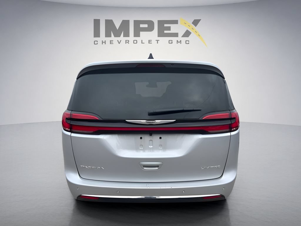 Used 2026 Chrysler Pacifica Limited FWD image 3