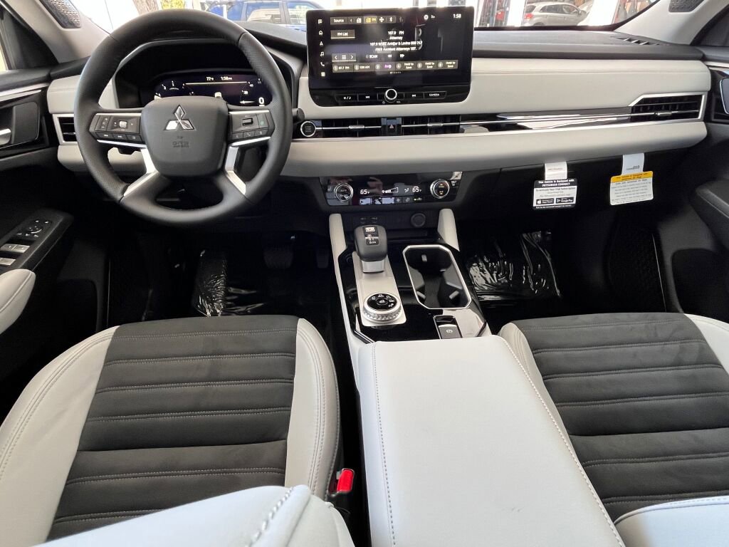 New 2025 Mitsubishi Outlander SE image 21