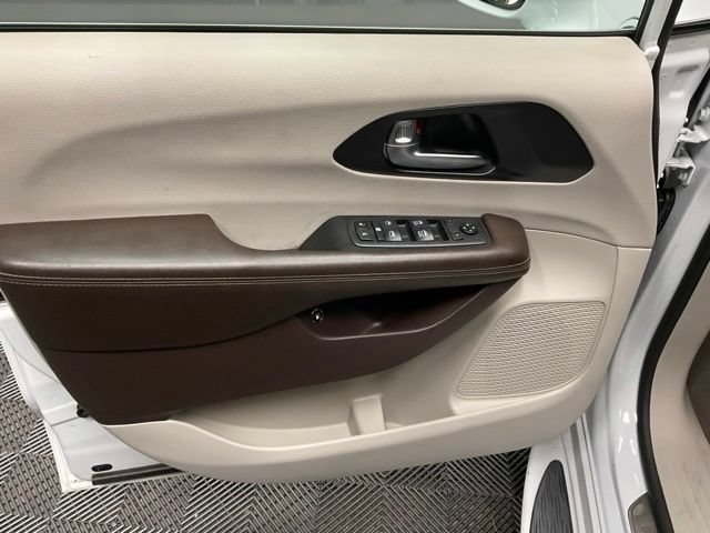 Used 2021 Chrysler Pacifica Touring FWD image 15
