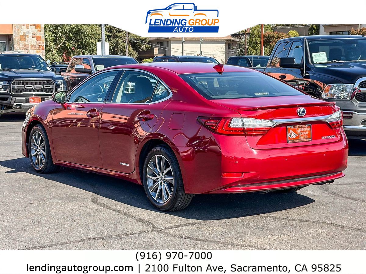 Used 2017 Lexus ES 300h w/ Luxury Package FWD image 2