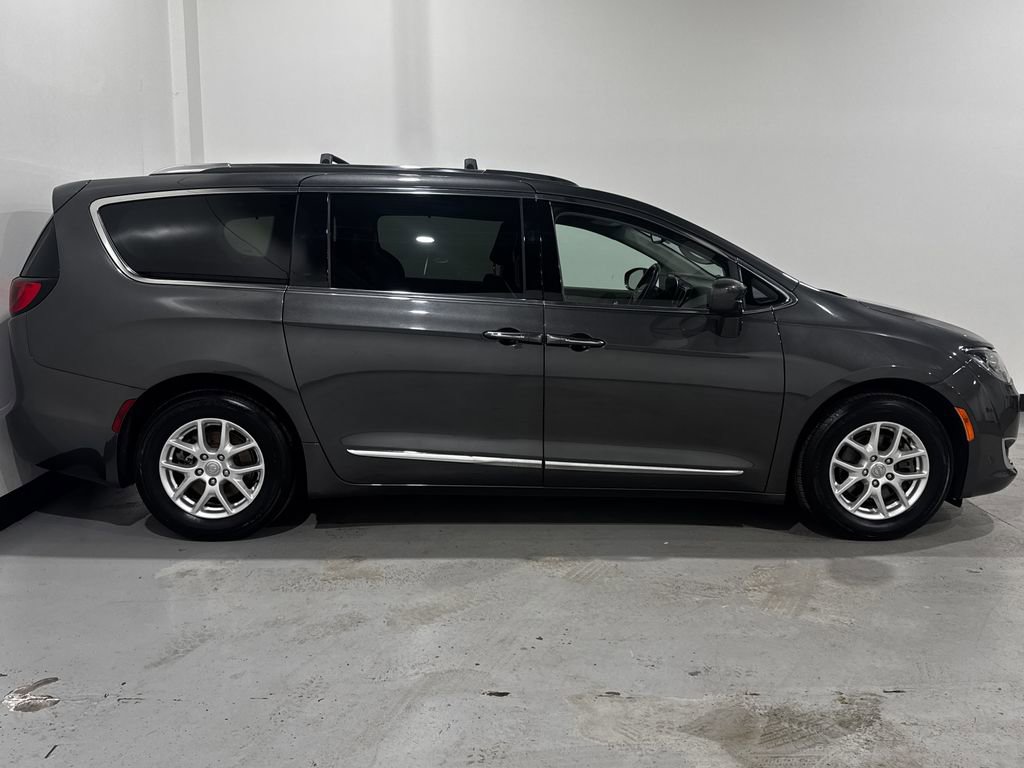Used 2020 Chrysler Pacifica Touring-L FWD image 21