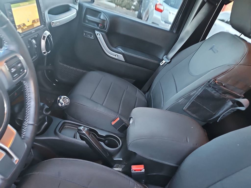 Used 2017 Jeep Wrangler Unlimited Rubicon image 16