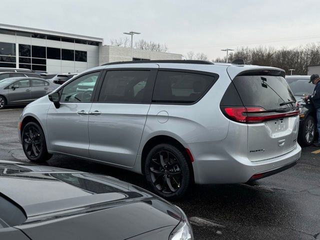 New 2026 Chrysler Pacifica Limited w/ S Appearance Package AWD/4WD image 9
